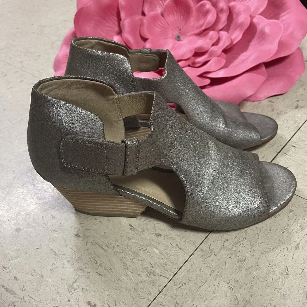 EILEEN FISHER Iris Metallic Leather Ankle Strap Block Heel Sandals Womens Sz 6.5
